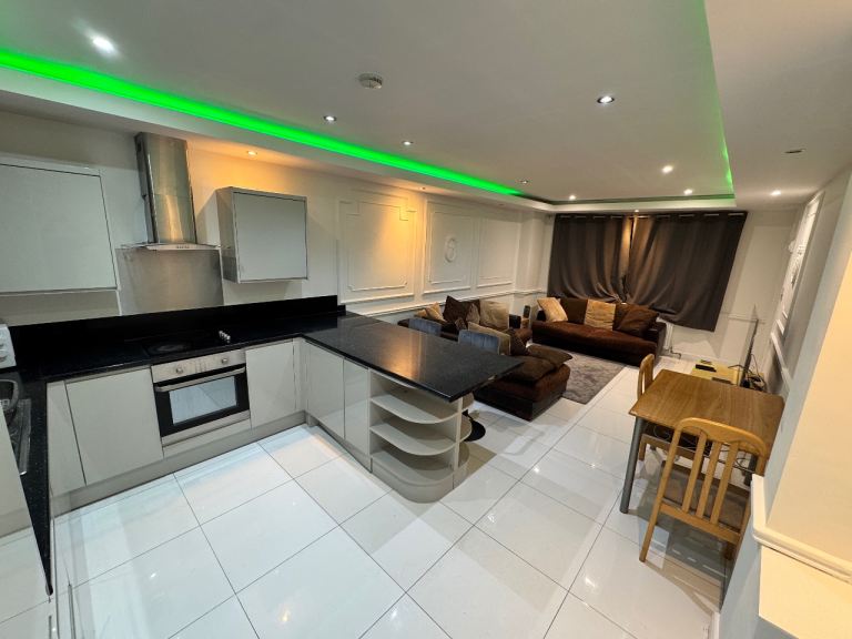 Flat Atherton Road in Greater London