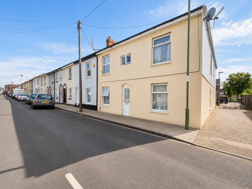 Flat Albert Street in Gosport