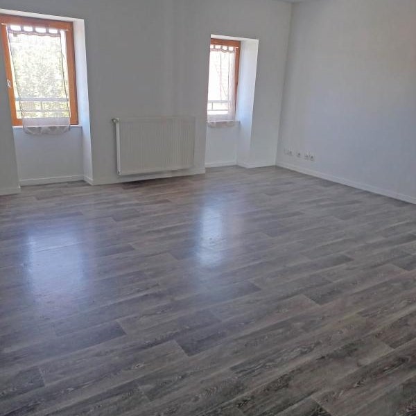 Appartement Place Charles Rouvière à Optevoz