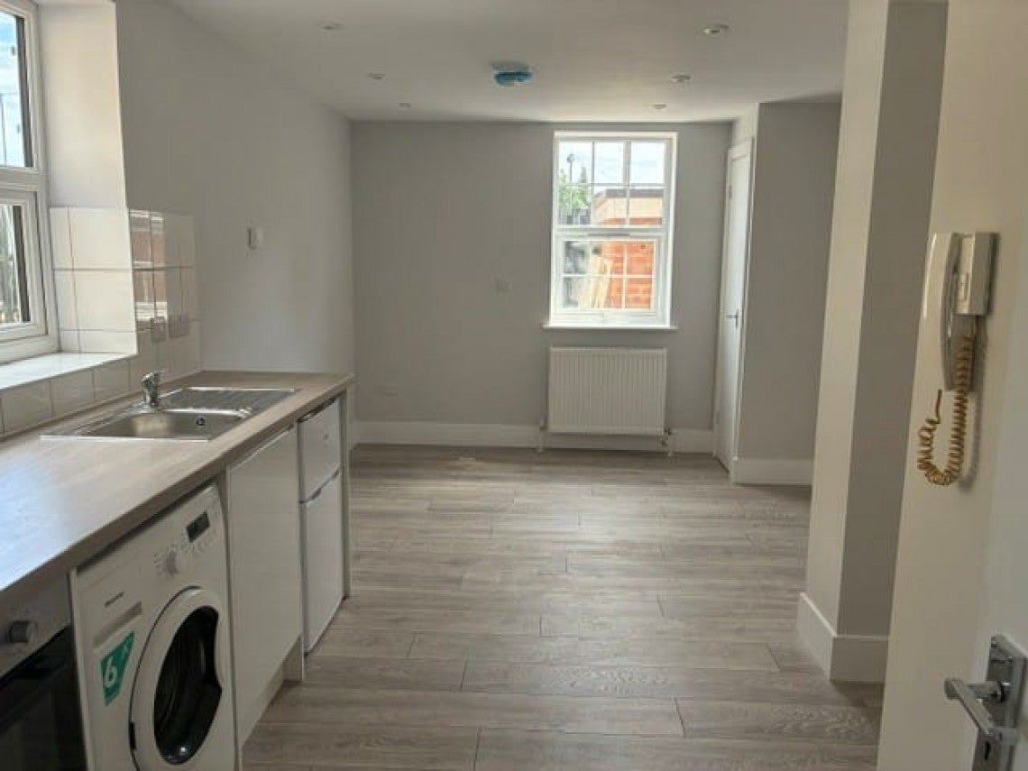 Flat Clifton Road in Slough