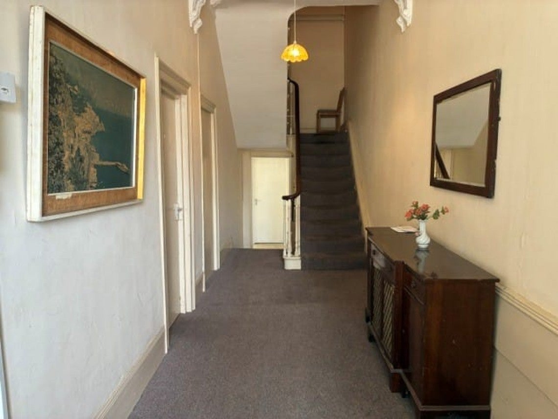 Flat Clifton Road in Slough