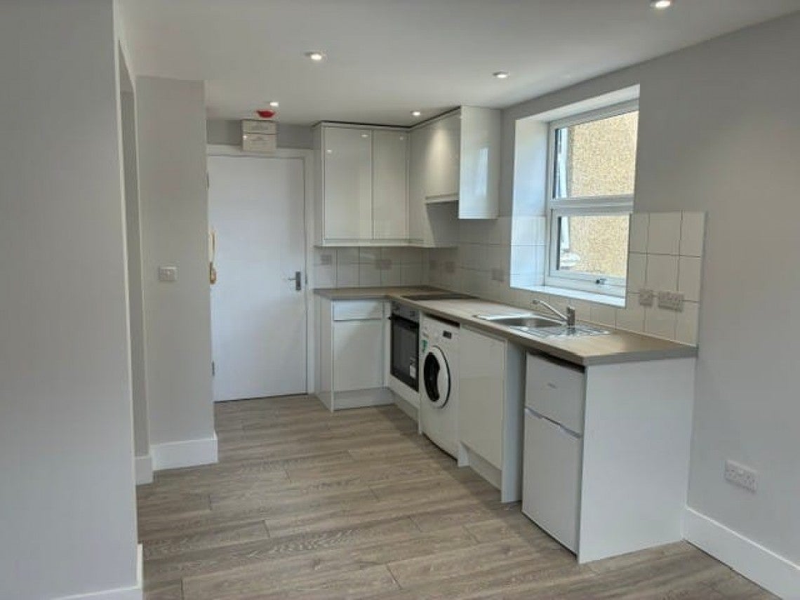 Flat Clifton Road in Slough