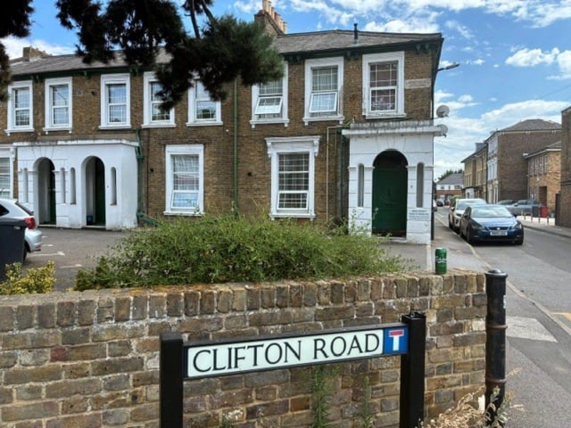 Flat Clifton Road in Slough