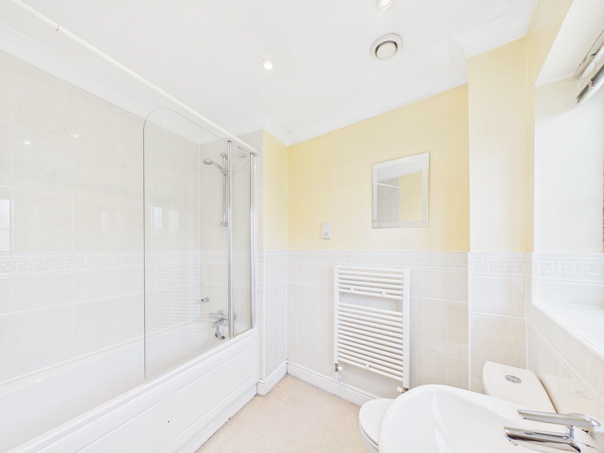 Room Brookbank Close in Cheltenham