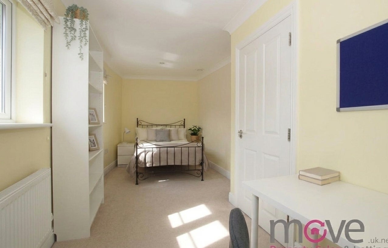 Room Brookbank Close in Cheltenham