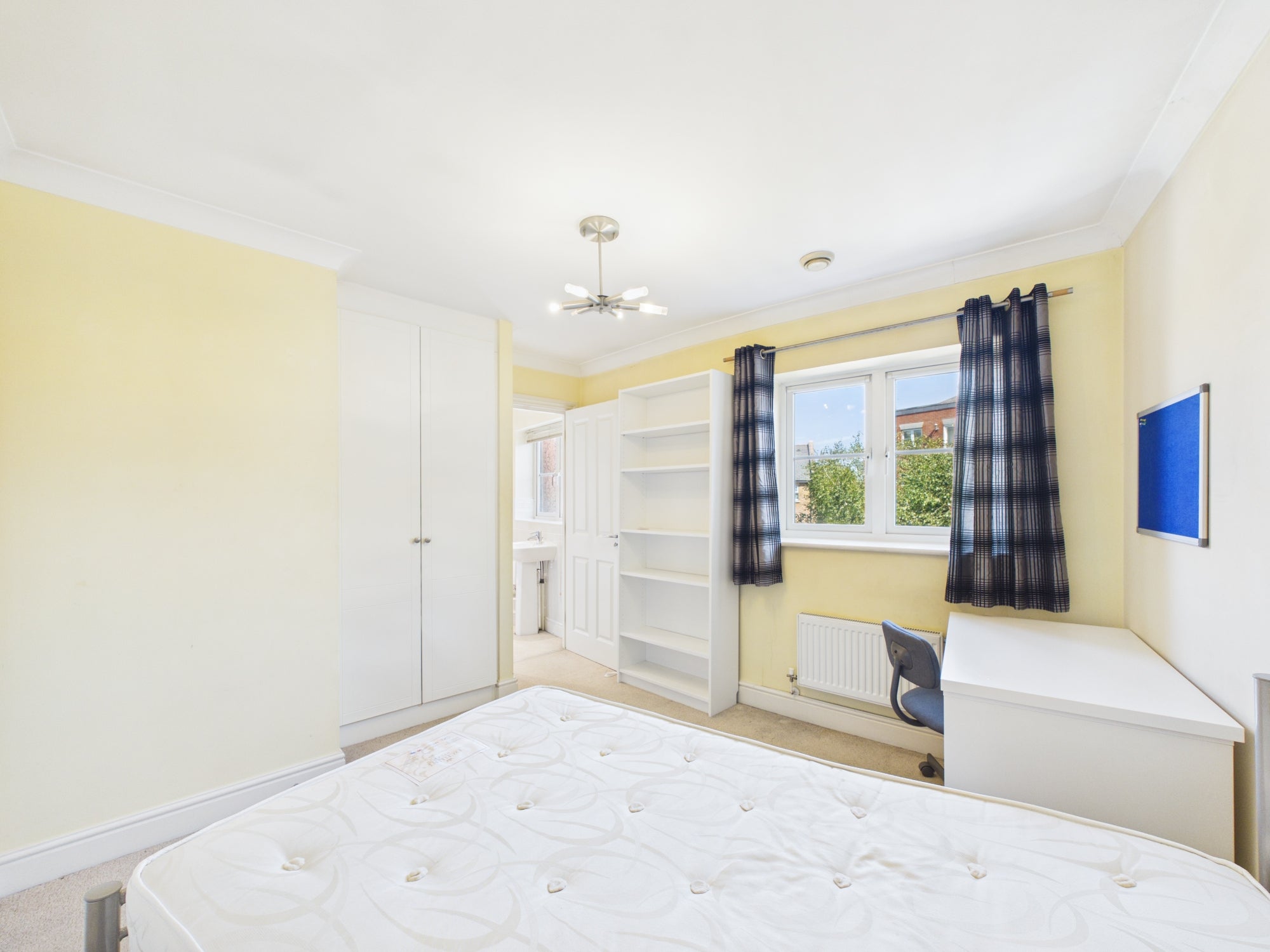 Room Brookbank Close in Cheltenham