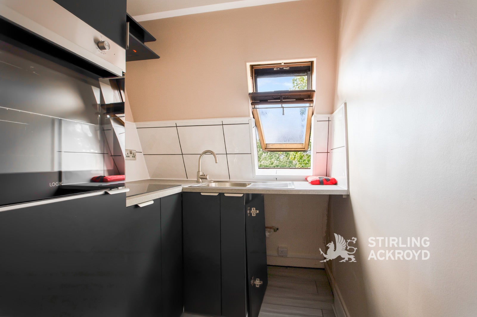 Flat Crowndale Road in Greater London