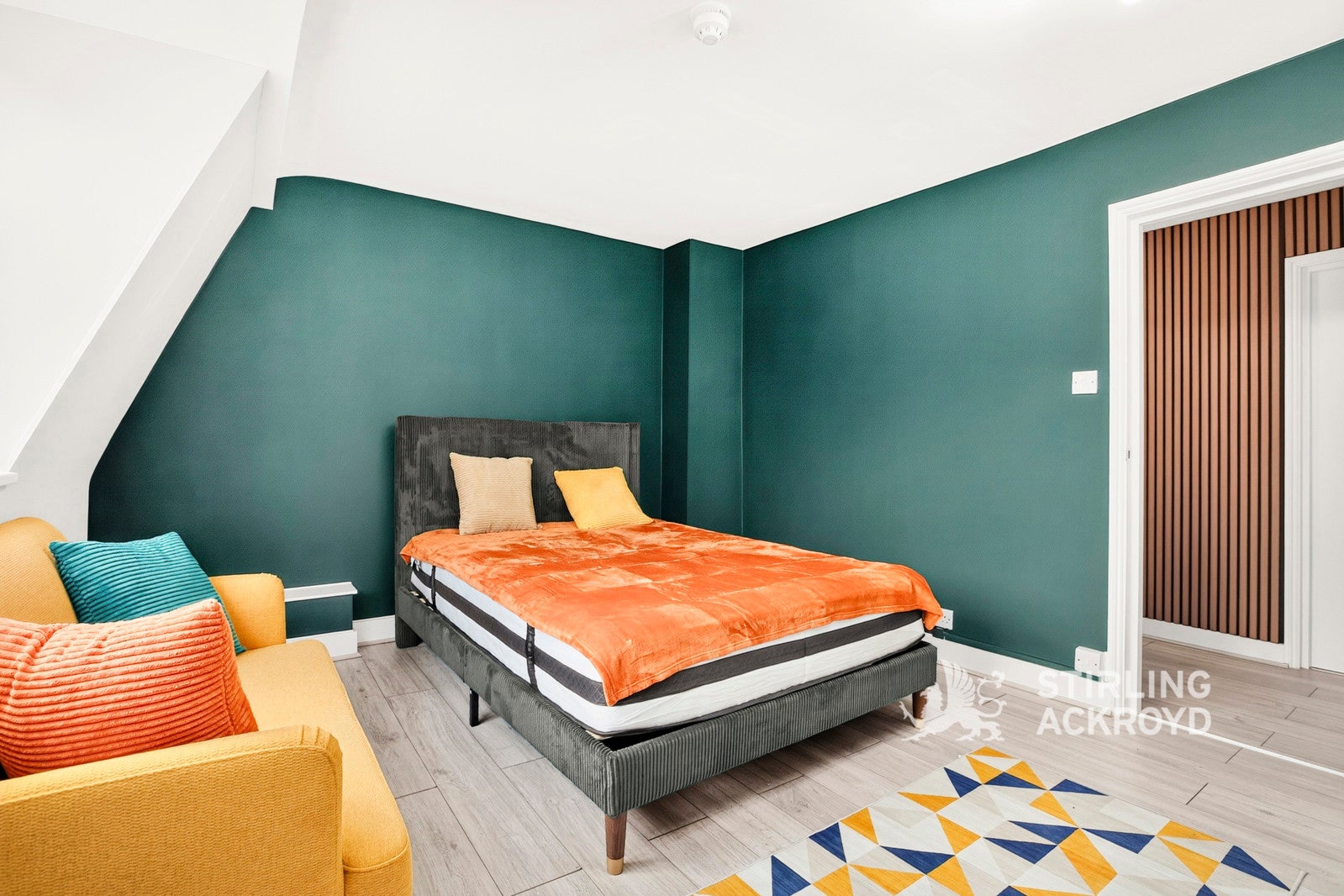 Flat Crowndale Road in Greater London