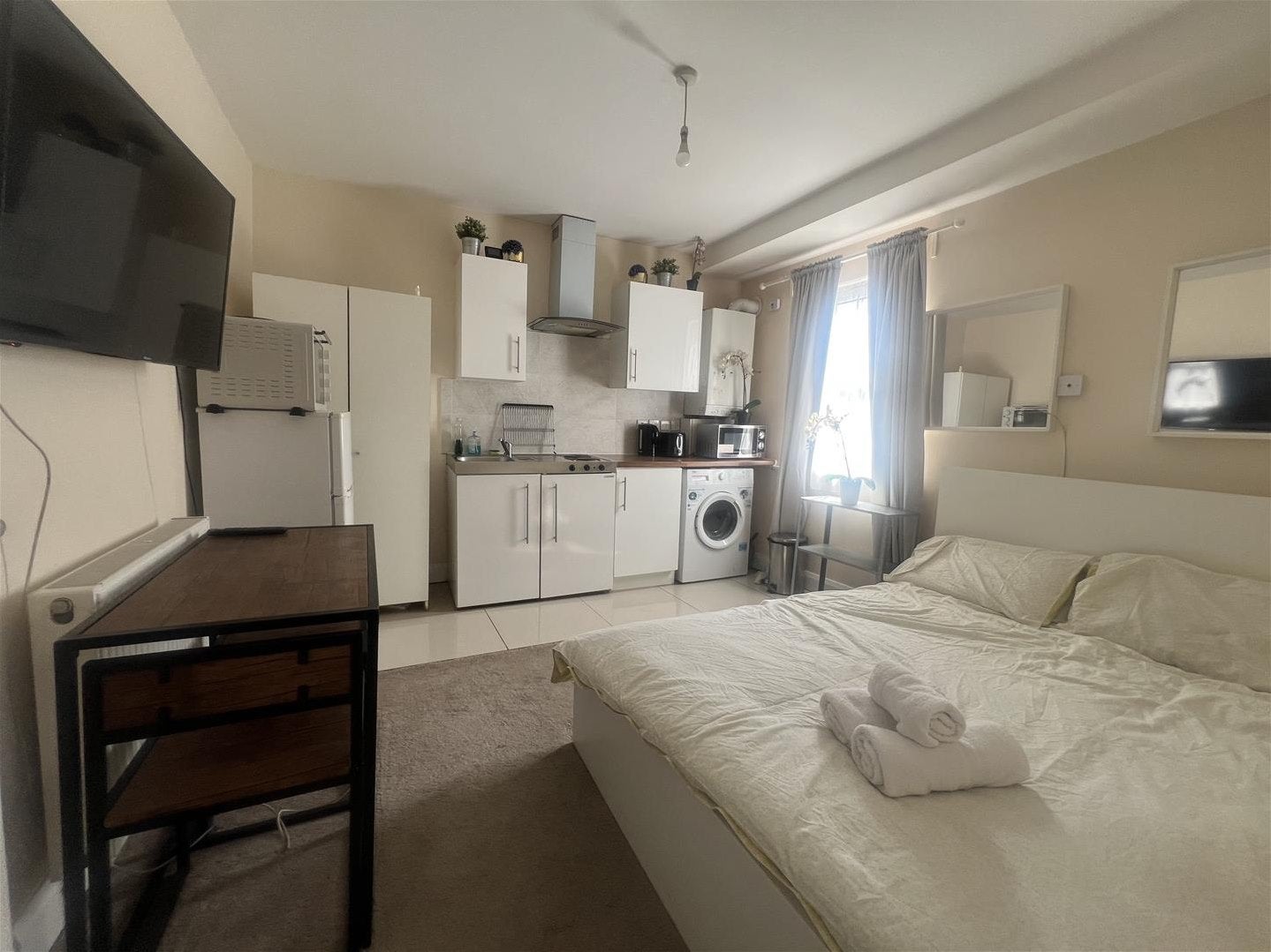 Flat Oaklands Road in Greater London