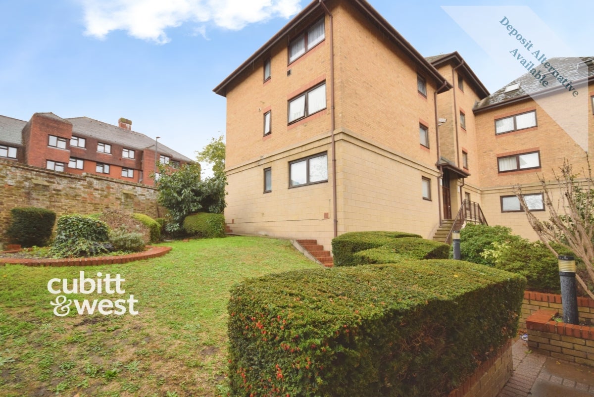 Flat Wheatcroft Court in Greater London