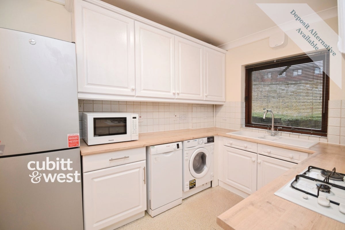 Flat Wheatcroft Court in Greater London