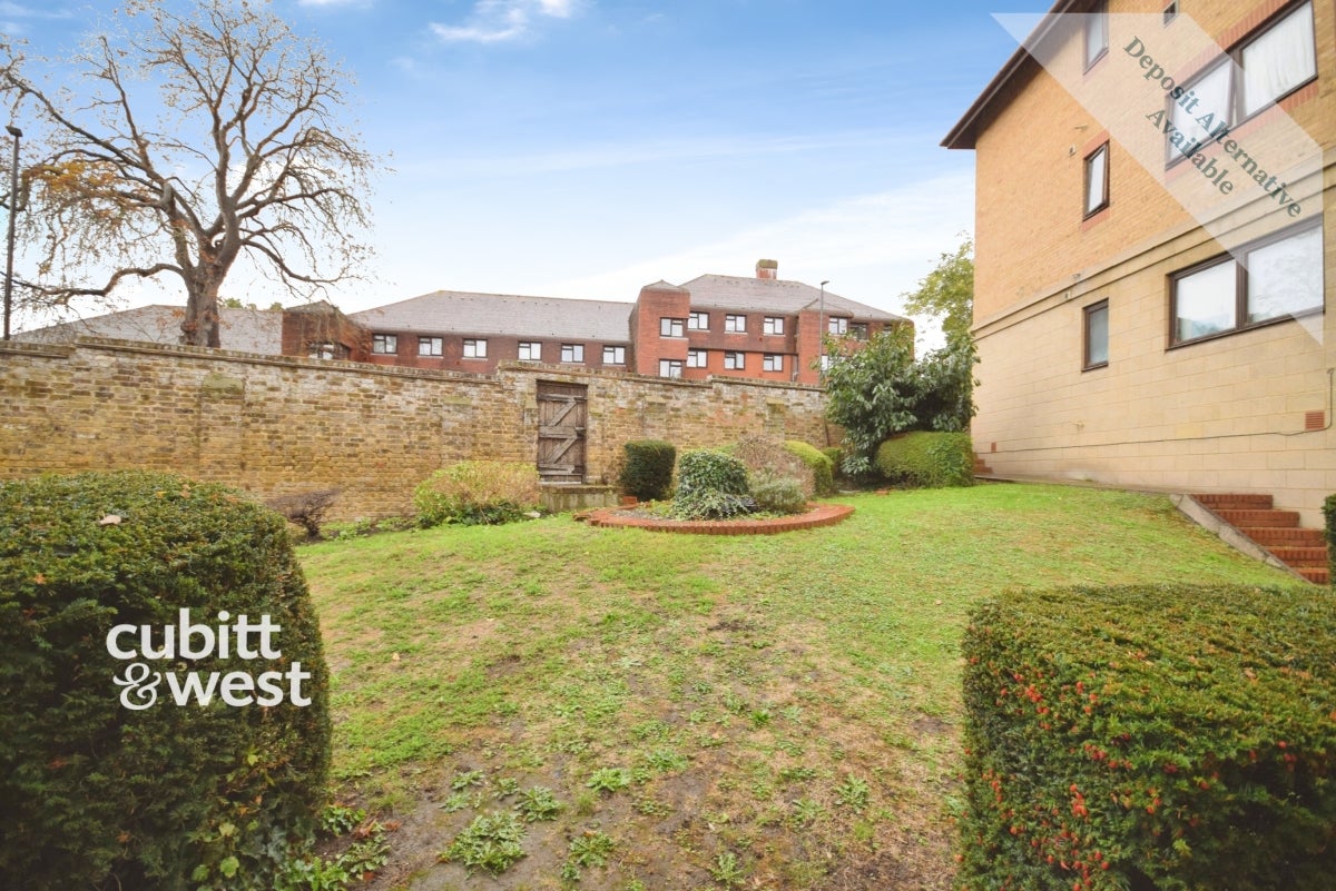 Flat Wheatcroft Court in Greater London