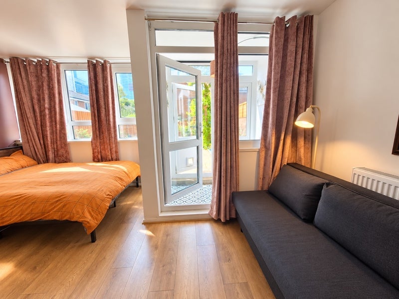 Room Poplar High Street in Greater London