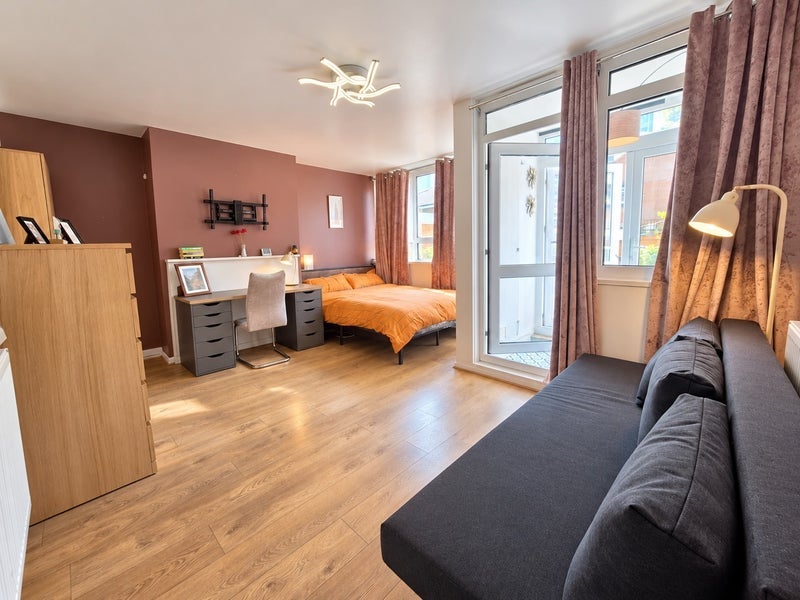 Room Poplar High Street in Greater London