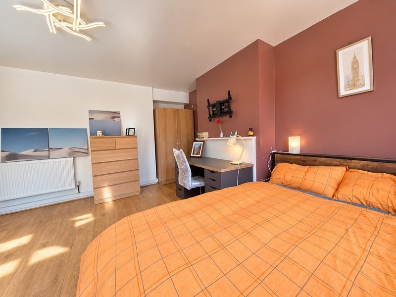 Room Poplar High Street in Greater London