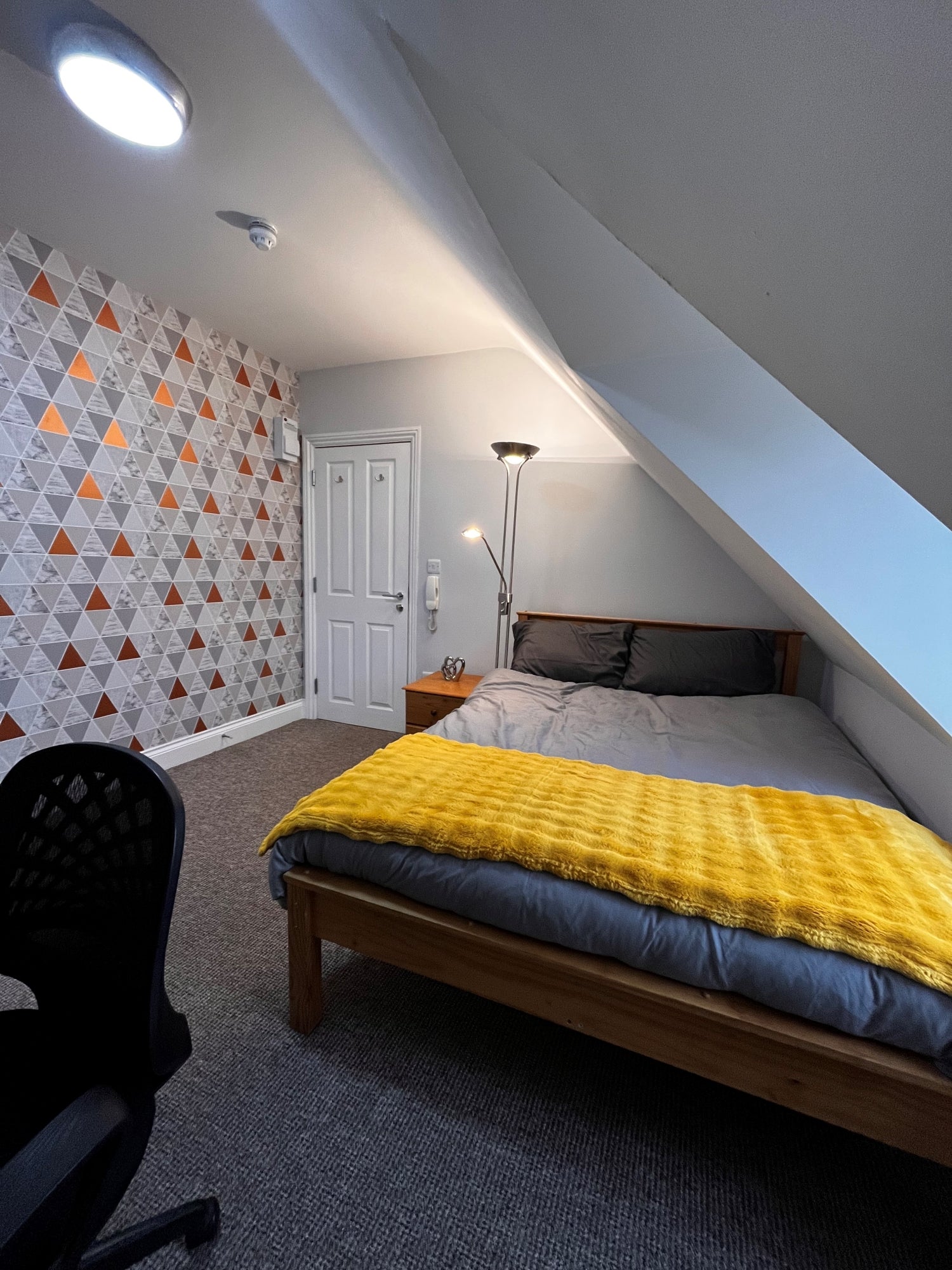 Room Ashley Road in Poole
