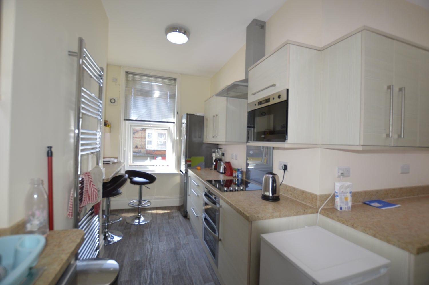 Room Ashley Road in Poole