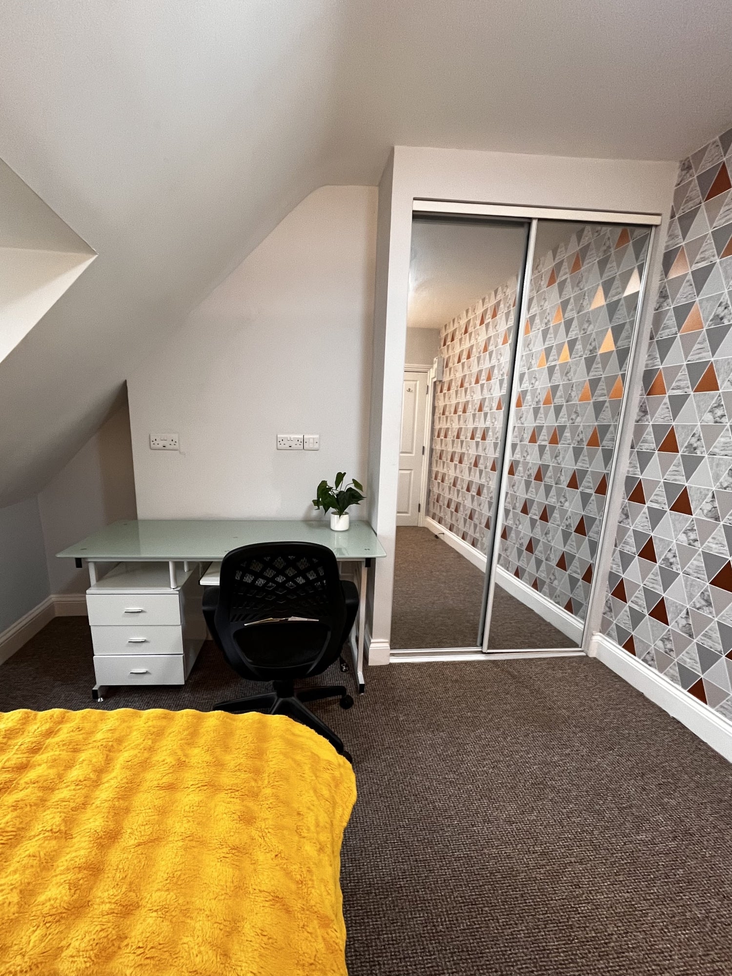 Room Ashley Road in Poole