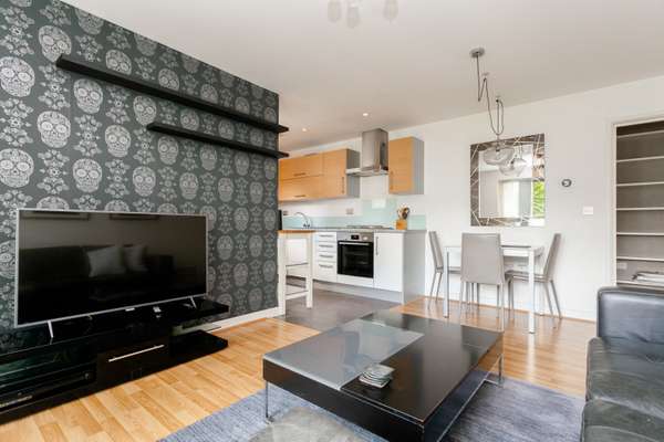 Flat Merchant Street in Greater London