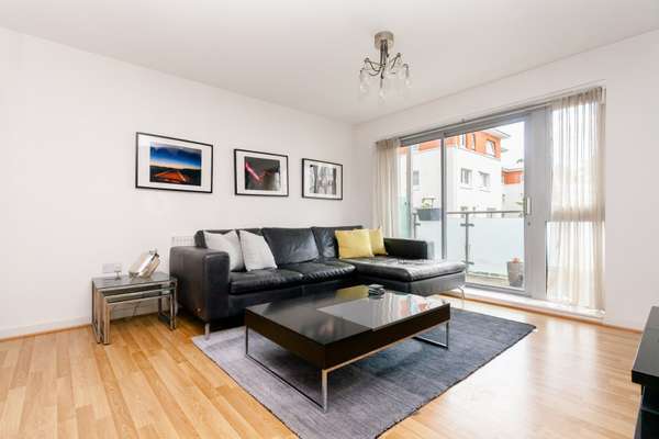 Flat Merchant Street in Greater London