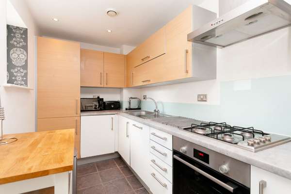 Flat Merchant Street in Greater London