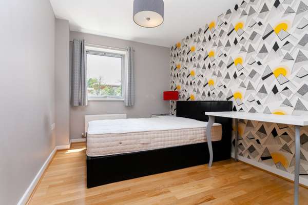 Flat Merchant Street in Greater London