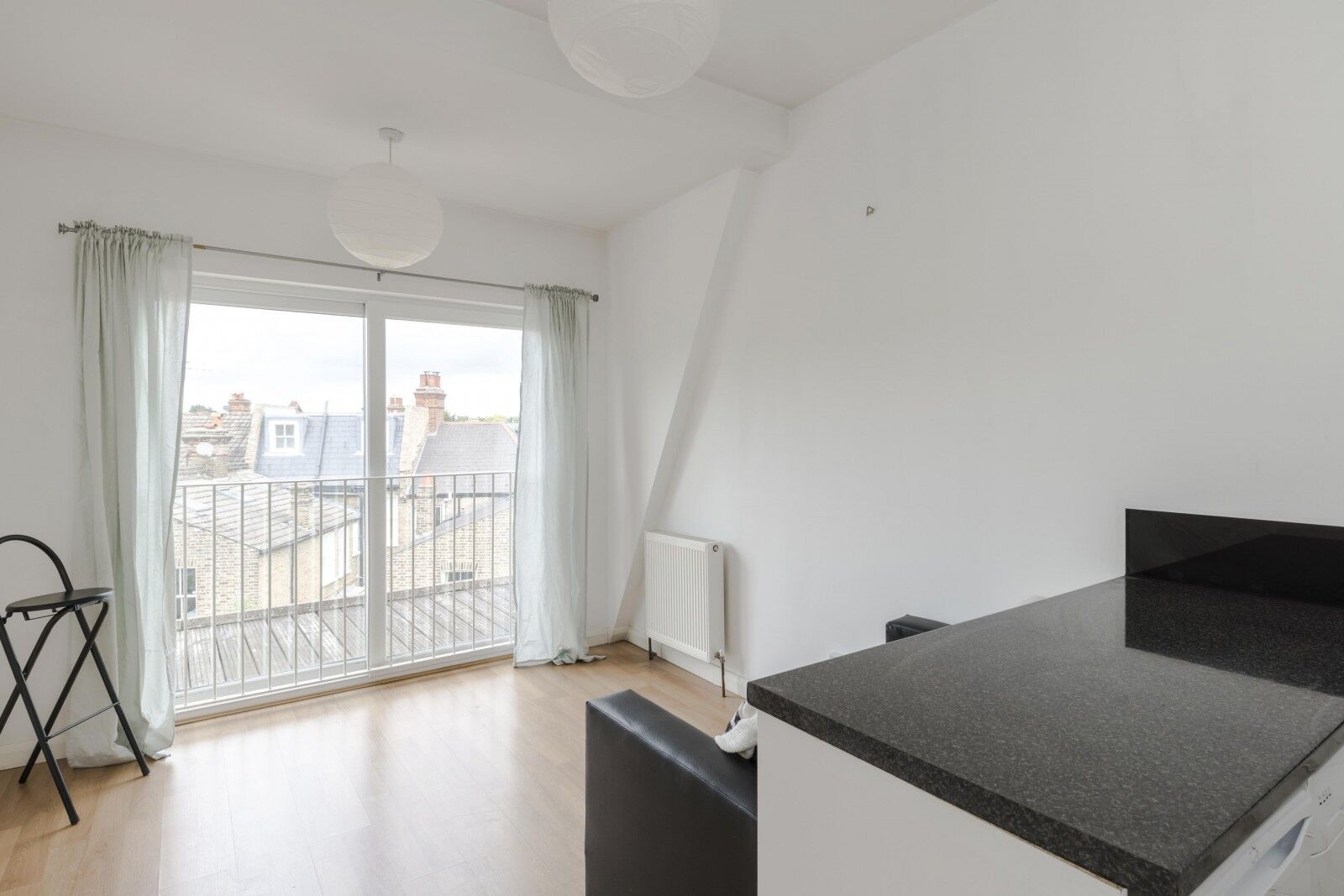 Flat Leopold Road in Greater London