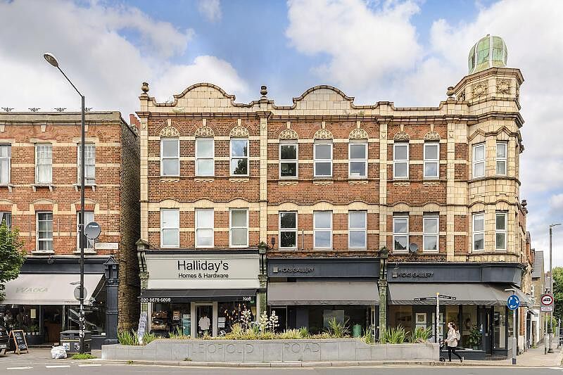 Flat Leopold Road in Greater London
