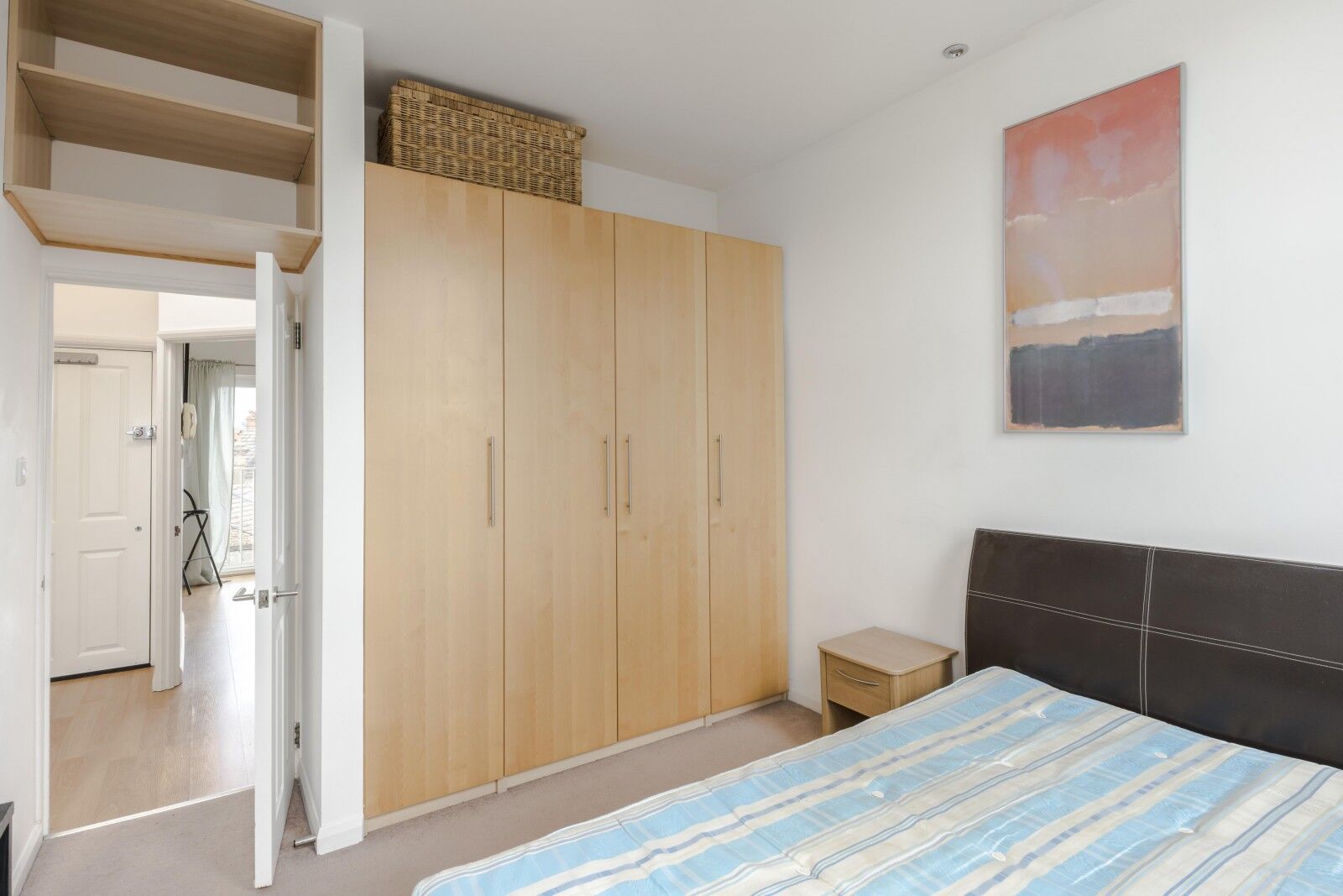Flat Leopold Road in Greater London