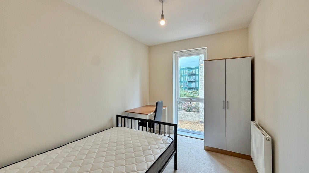 Flat Chronicle Avenue in Greater London