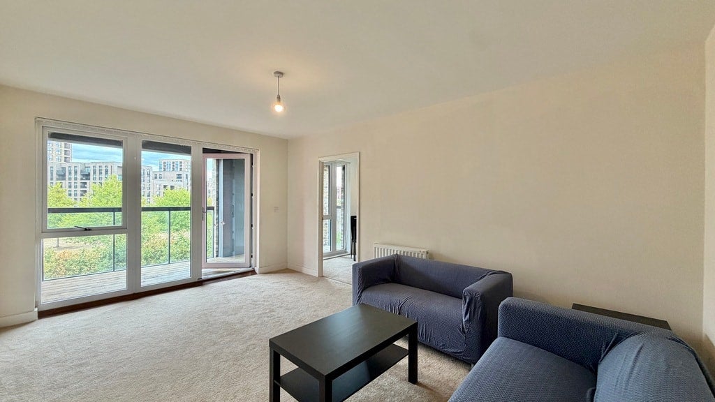 Flat Chronicle Avenue in Greater London