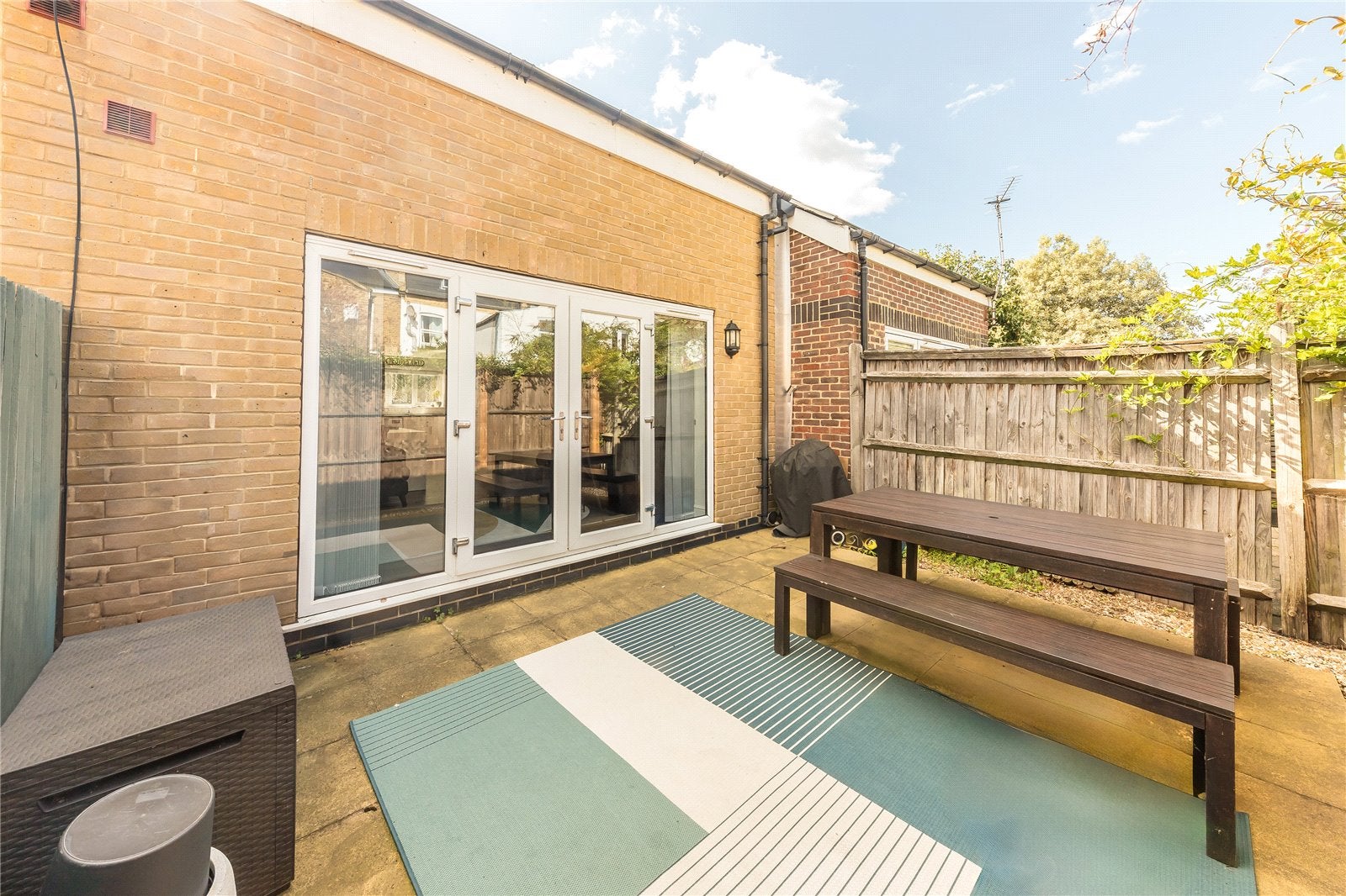 House Garratt Terrace in Greater London