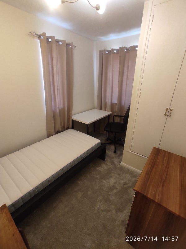 Room Kingsgate Road in Manchester