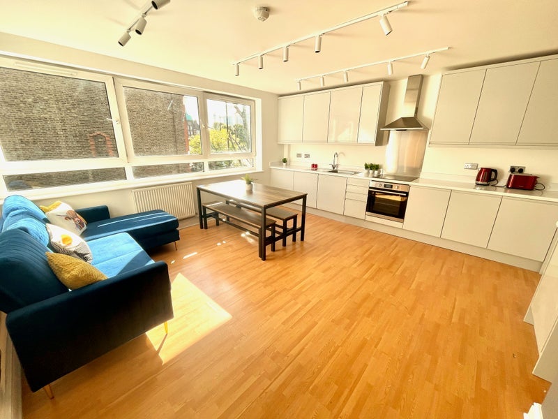 Flat Plender Street in Greater London