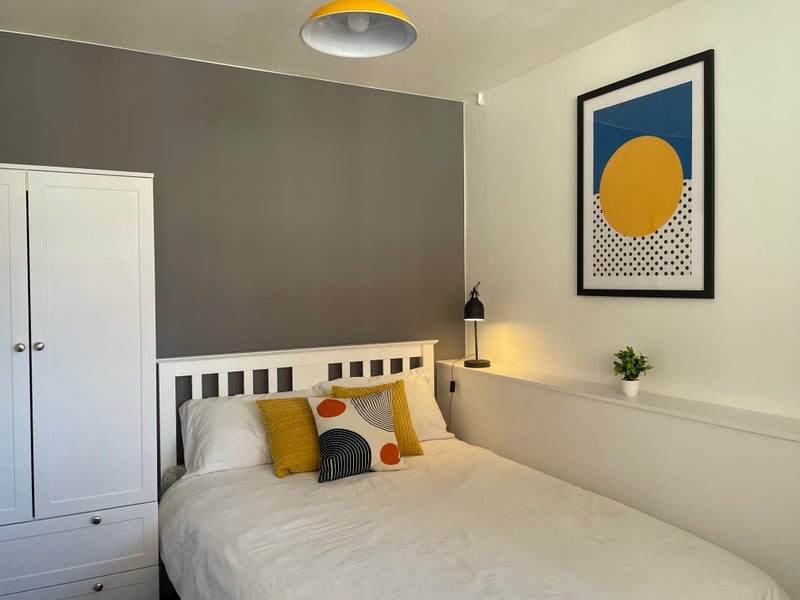 Flat Plender Street in Greater London