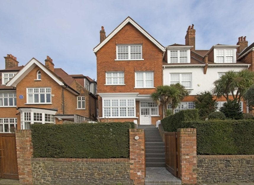 Flat Bracknell Gardens in Greater London