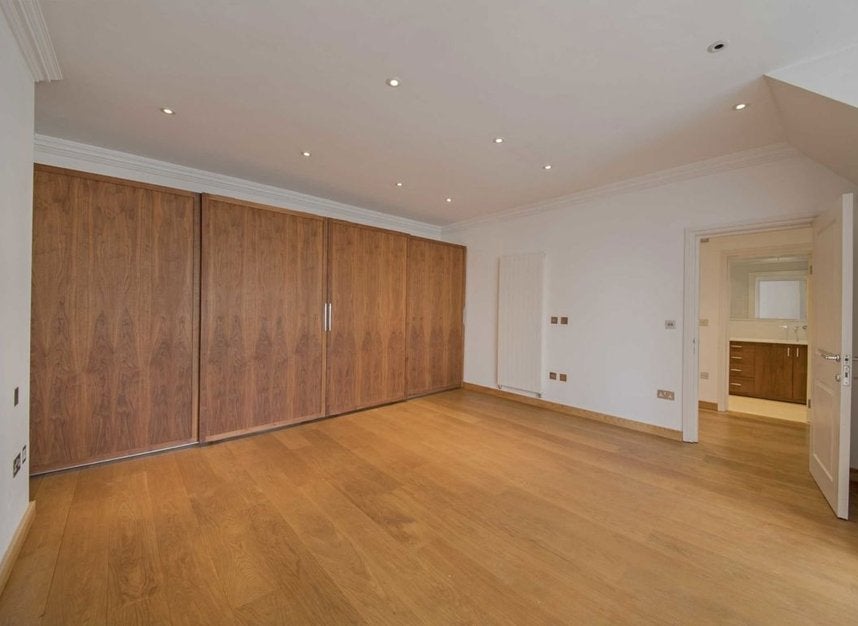 Flat Bracknell Gardens in Greater London