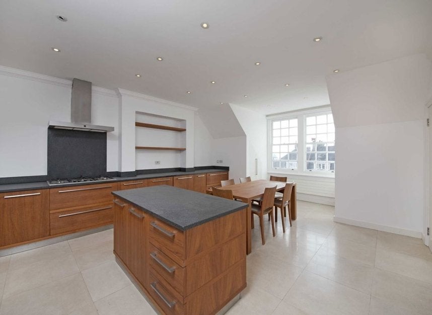 Flat Bracknell Gardens in Greater London