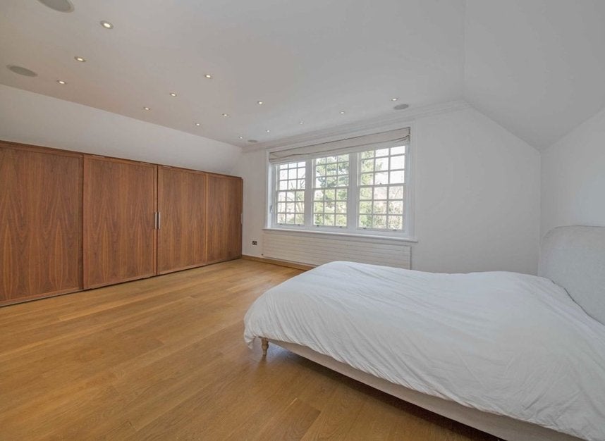 Flat Bracknell Gardens in Greater London