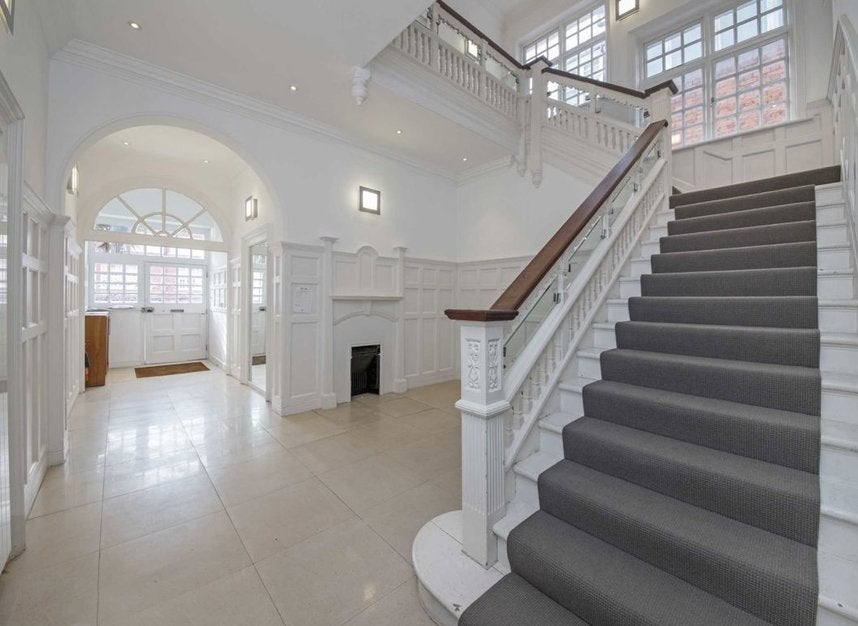 Flat Bracknell Gardens in Greater London