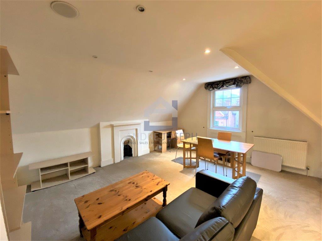 Flat Pinfold Road in Greater London