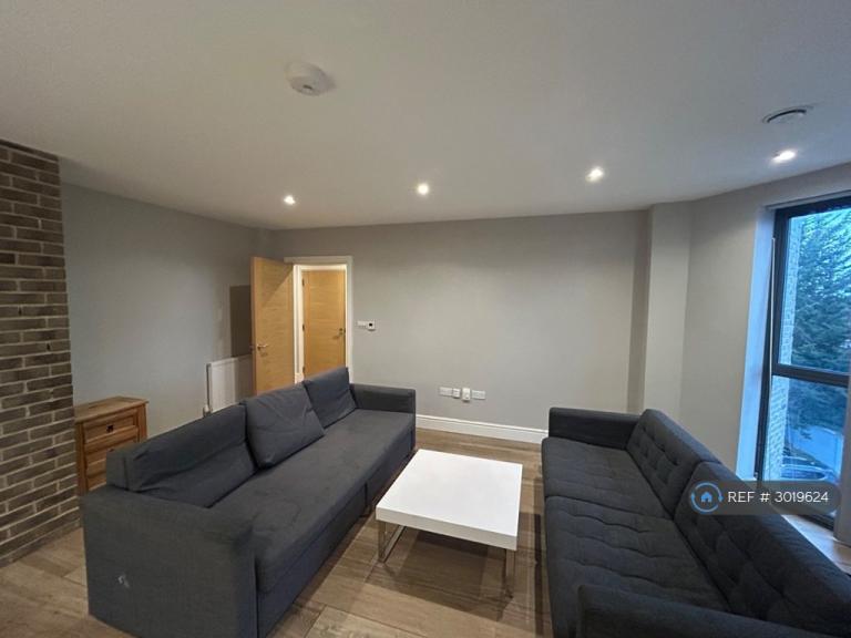 Flat Petersfield Avenue in Slough