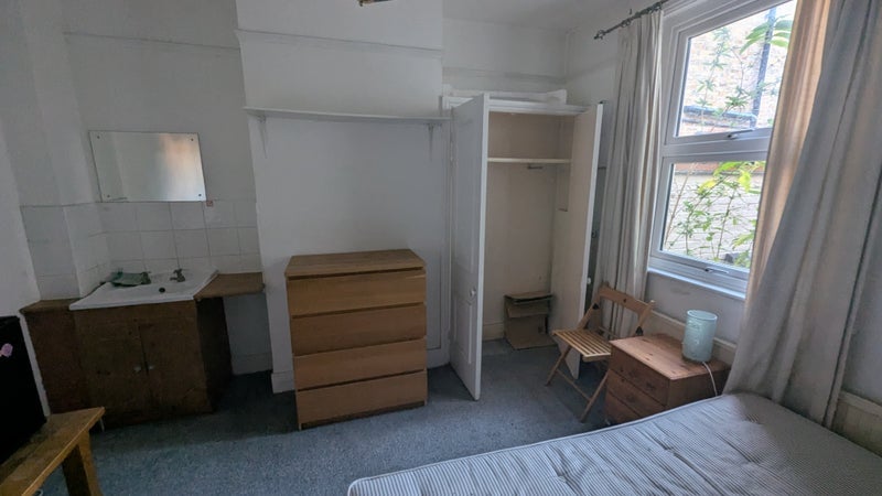 Room Dedworth Road in Windsor