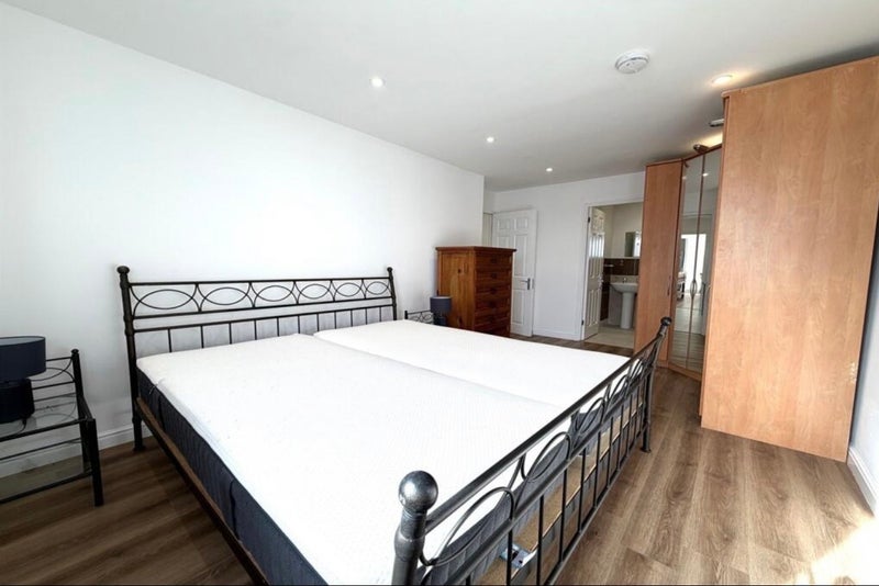 Room Felixstowe Court in Greater London