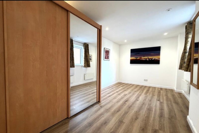 Room Felixstowe Court in Greater London