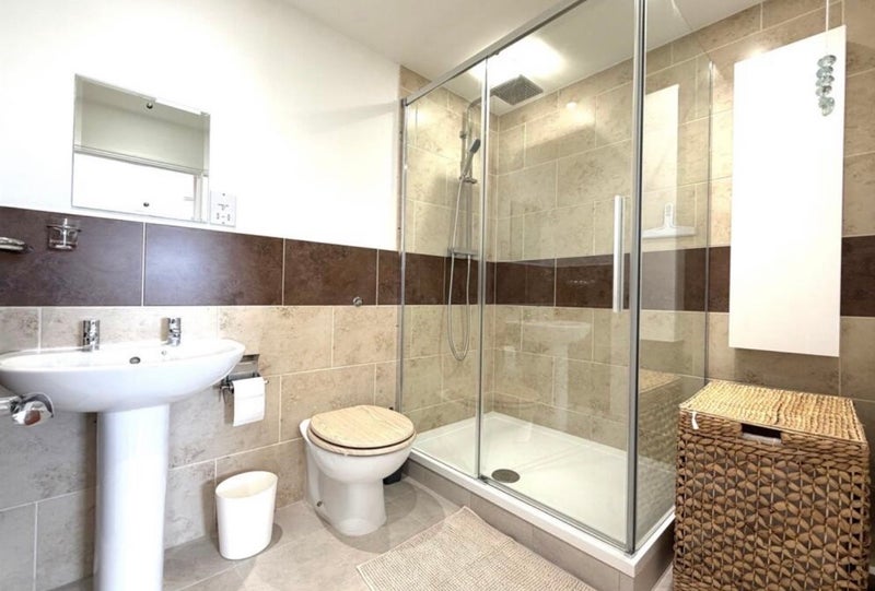 Room Felixstowe Court in Greater London