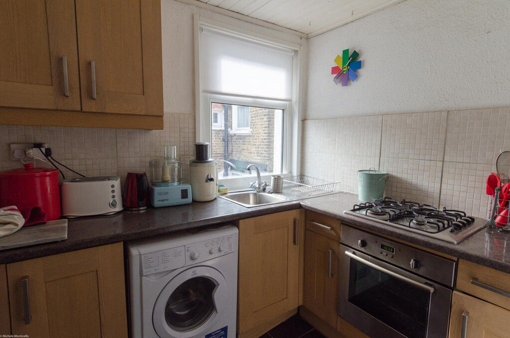 Flat Raleigh Road in Greater London