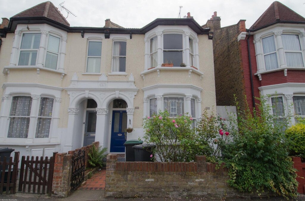 Flat Raleigh Road in Greater London