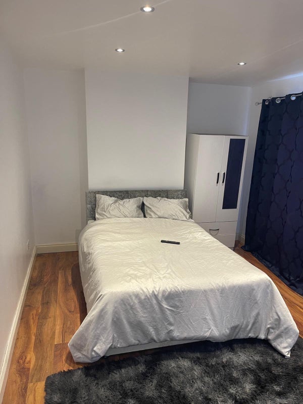 Room Barking Road in Greater London
