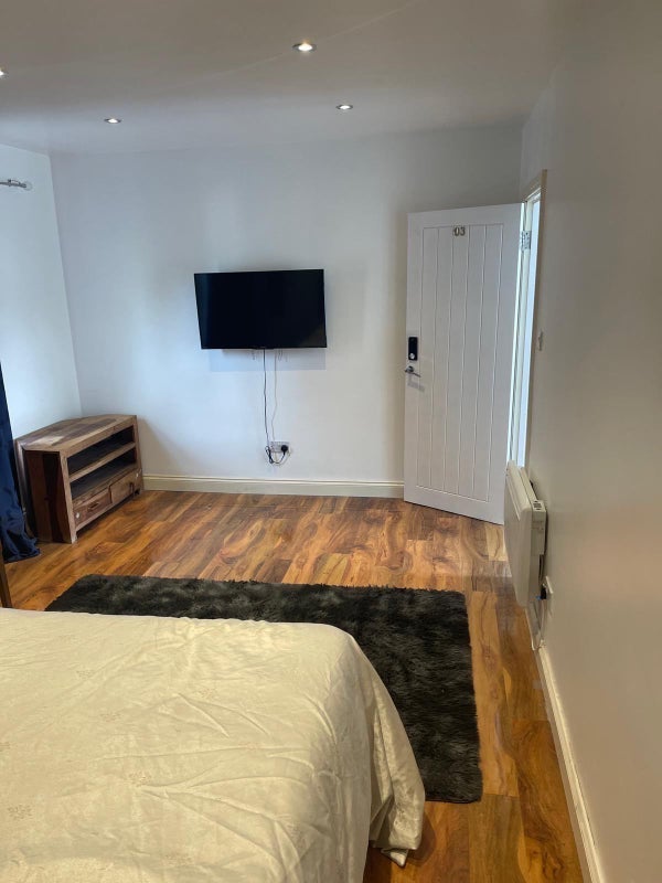 Room Barking Road in Greater London